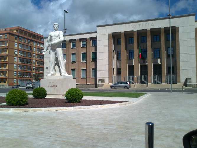 Piazza-del-tribunale-con-seminatore