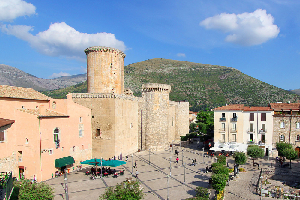 Castello-Piazza-Fondi