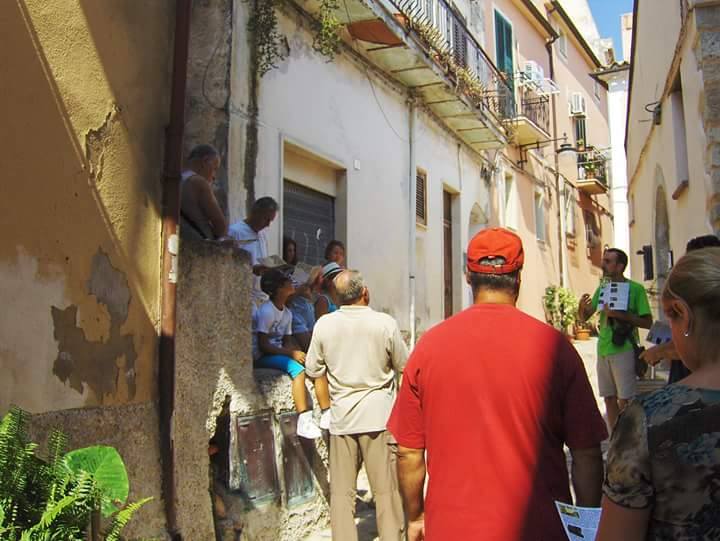 La Pro Loco accoglie turisti e mostra loro il centro storico