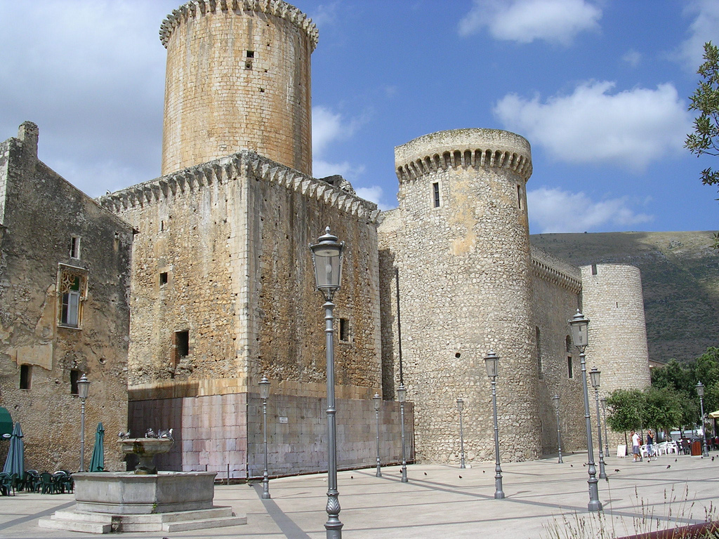 castello-baronale-di-fondi