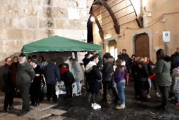 FILA AL GAZEBO SOTTO LA PIOGGIA: E’ BOOM ANCHE A FONDI PER LA RACCOLTA FIRME PRO SALVINI