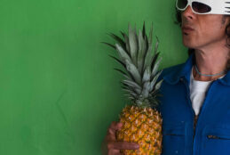 “Succo d’ananas” è il nuovo singolo di Dadà. Fuori il video